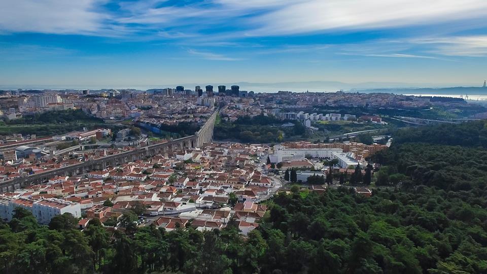 Vista aérea del Acueducto de las Aguas Libres en Lisboa