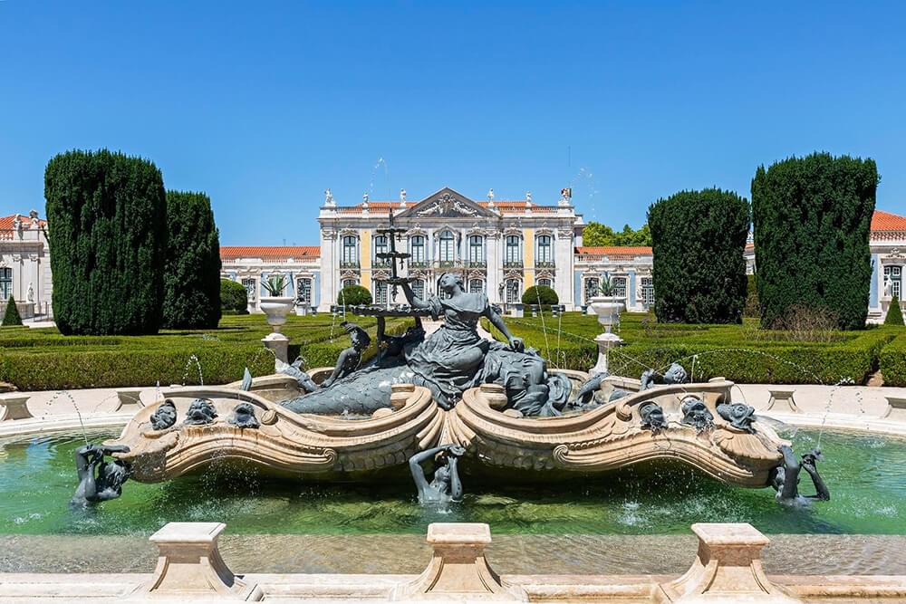 jardins, fontes e lagos no palácio de queluz