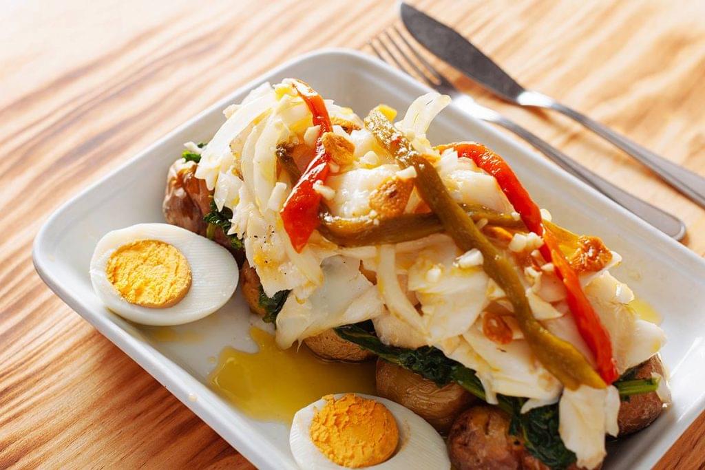Prato de bacalhau com batatas e ovo cozido