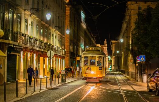 Tranvía de noche por Lisboa